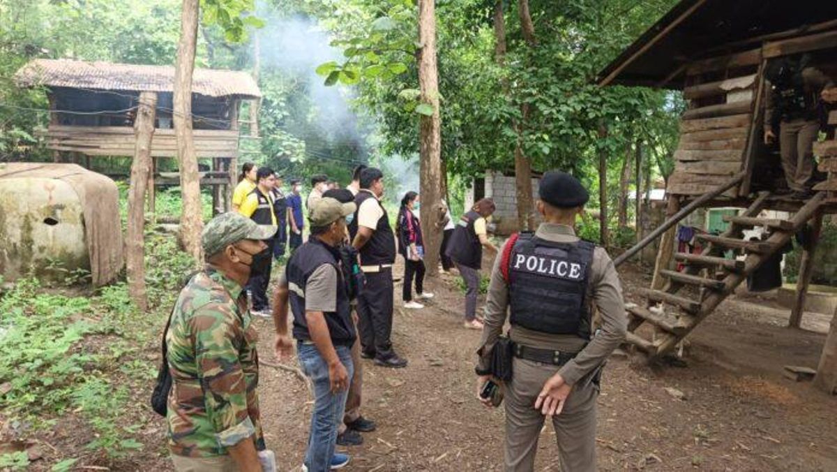 Funcionarios de varias agencias visitan la casa de un niño de 8 años que fue abandonado en Tailandia para vivir con perros.