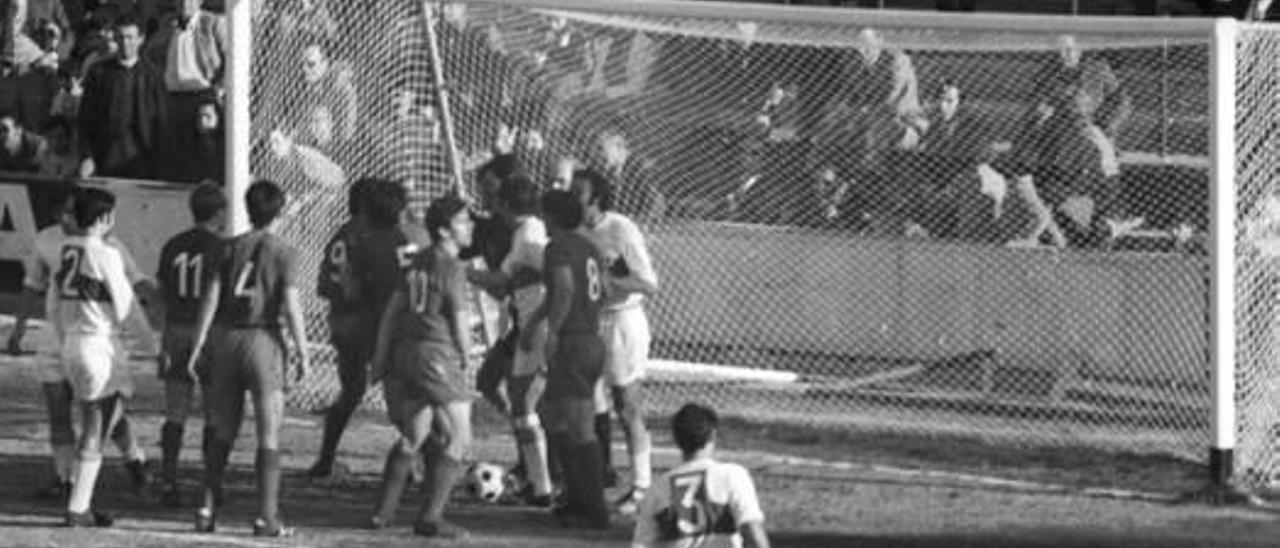 Los jugadores del Elche y el Zaragoza se enzarzan en una tángana tras no pitar el árbitro un penalti.