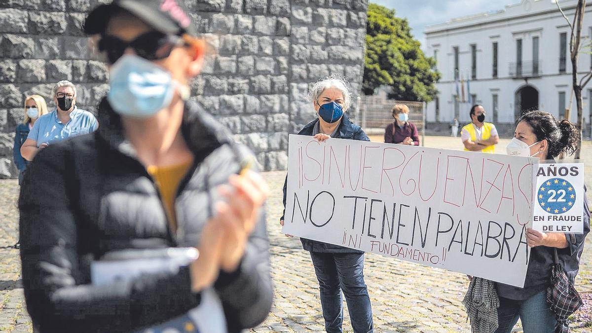 Instante de una concentración de interinos de la Administración autonómica a las puertas de la sede de la Presidencia del Gobierno de Canarias.