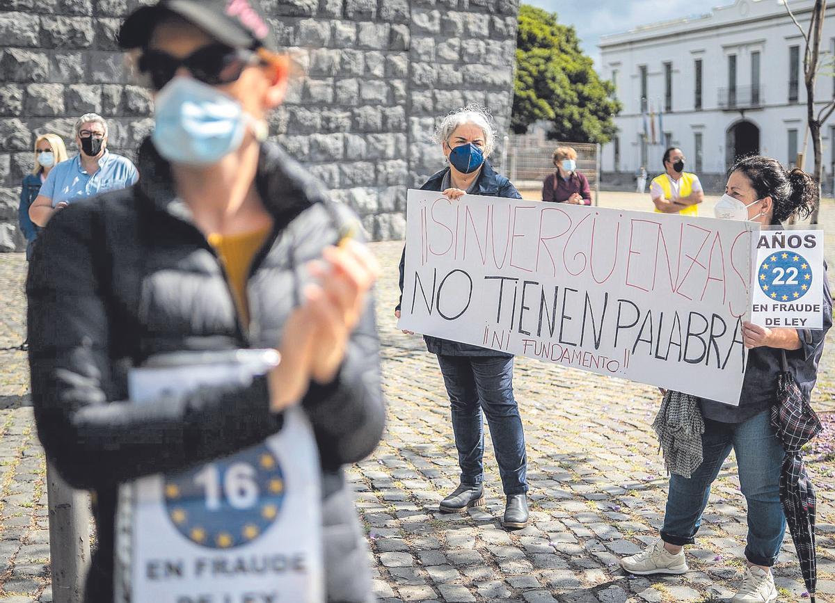 Instante de una concentración de interinos de la Administración autonómica a las puertas de la sede de la Presidencia del Gobierno de Canarias.
