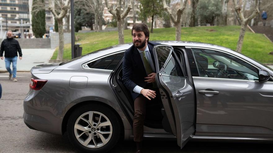 Juan García-Gallardo se baja del coche a su llegada a la Delegación Territorial de la Junta. | Emilio Fraile