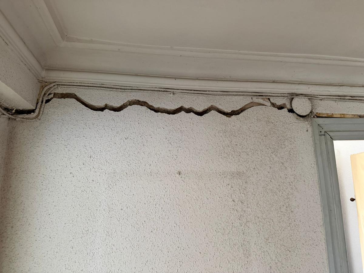 Estas son las grietas del edificio que tuvo que ser desalojado en el centro de Zaragoza