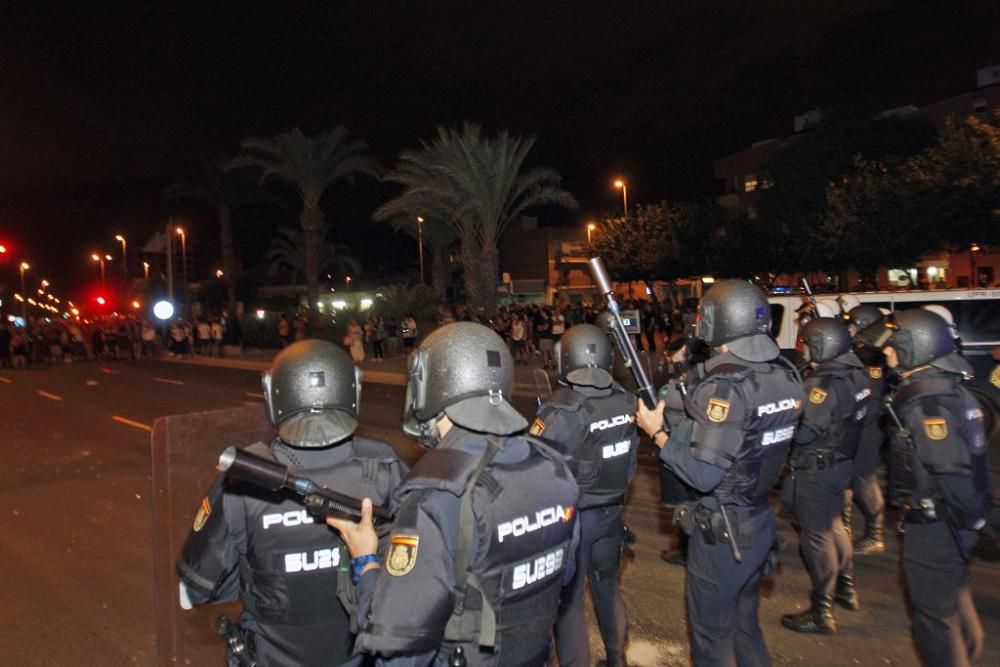 Los manifestantes protestan contra el AVE