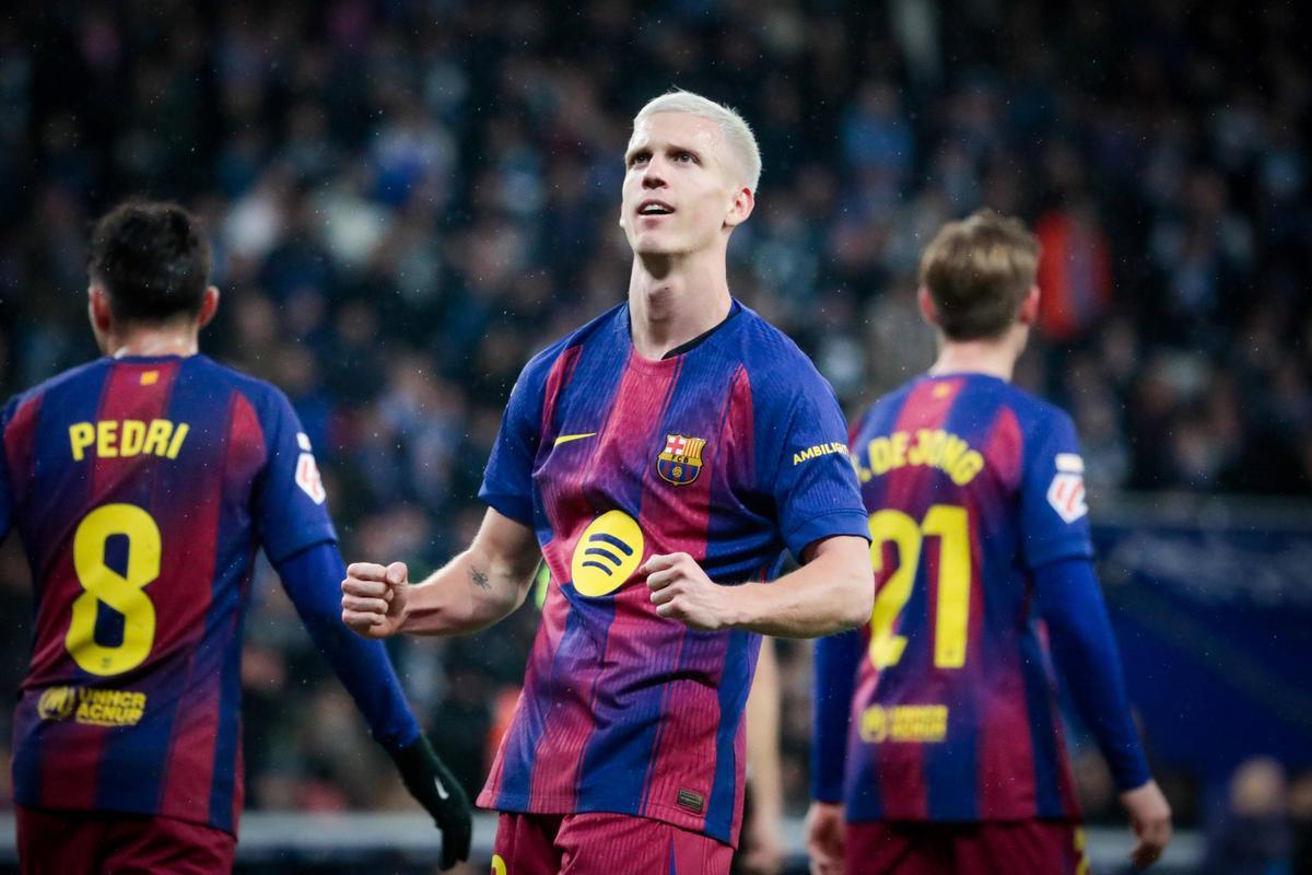 Dani Olmo celebra su tanto en el RCDE Stadium