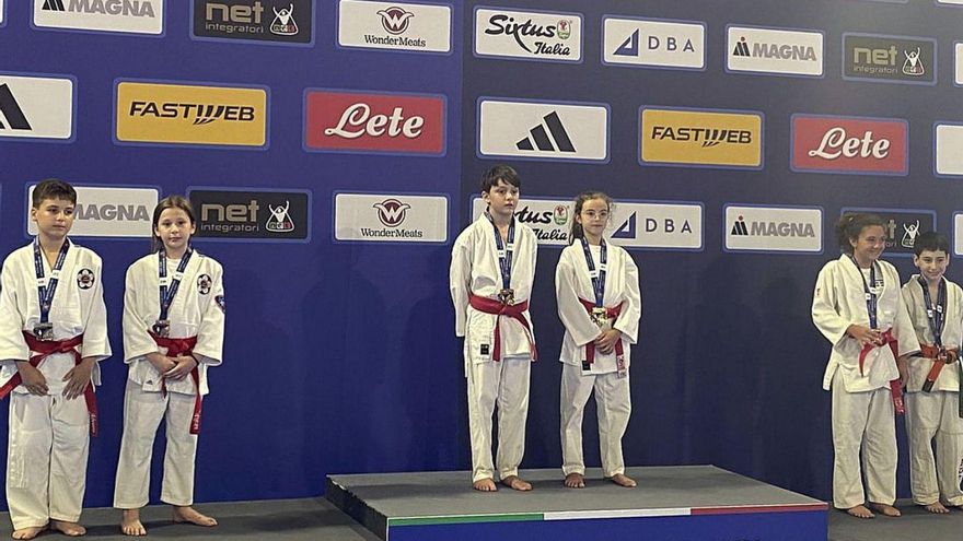 Álvaro Seoane y Alicia Pazos, con su medalla de plata en el Open de Roma. | Gimnasio Marbel