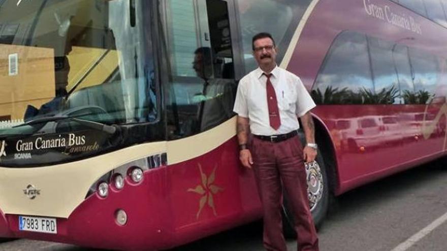 Serafín Morón, con una de las guaguas que conducía para la empresa Gran Canaria Bus.