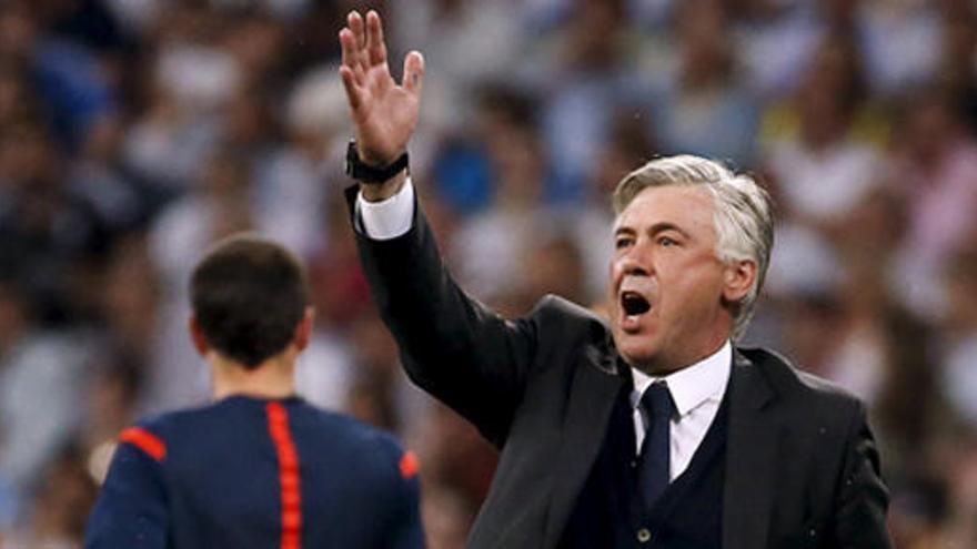 Ancelotti, durante el partido ante el Valencia.