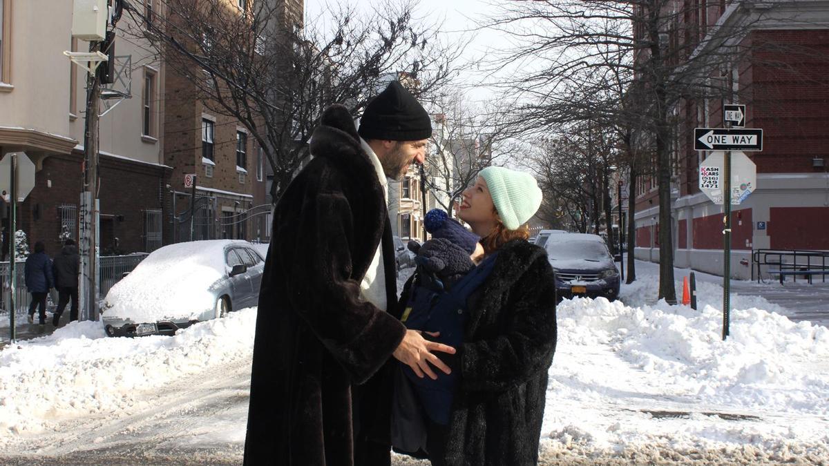 Vanesa Álvarez y Marcos  de la Fuente con su hijo León en Nueva York.