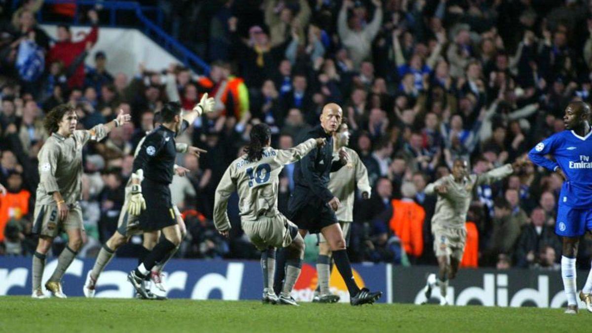 Ronaldinho protesta a Collina en Stamford Bridge