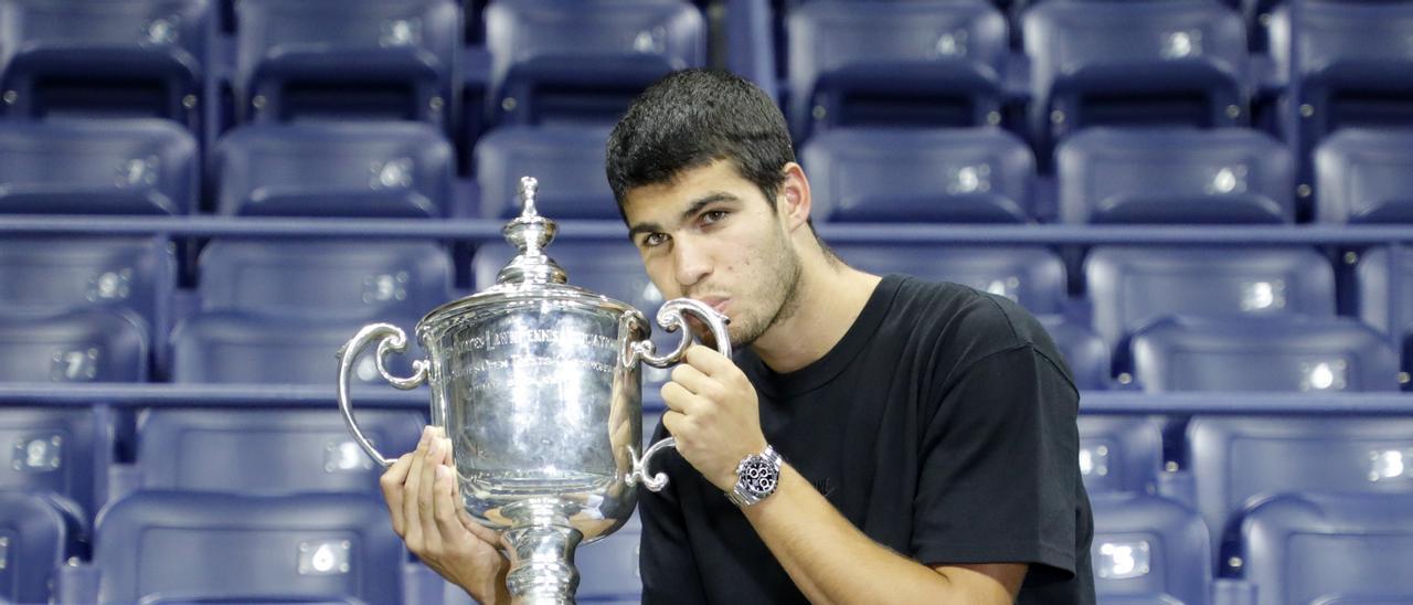 Carlos Alcaraz, con la copa de campeón del US Open