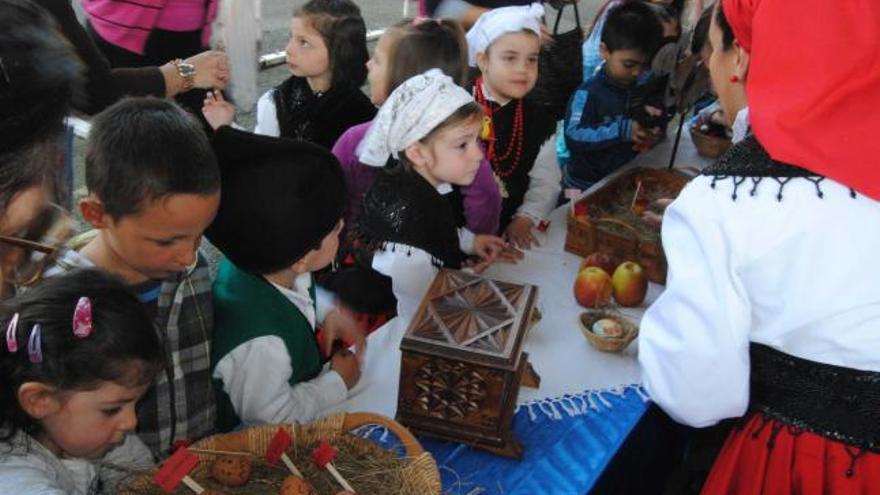 El colegio de Carbayín Bajo y el Peña Careses celebran su particular fiesta de los Güevos Pintos