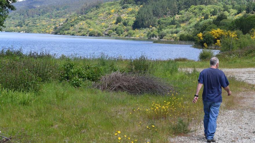 Vista del lago de As Encrobas, en Cerceda. | // VÍCTOR ECHAVE