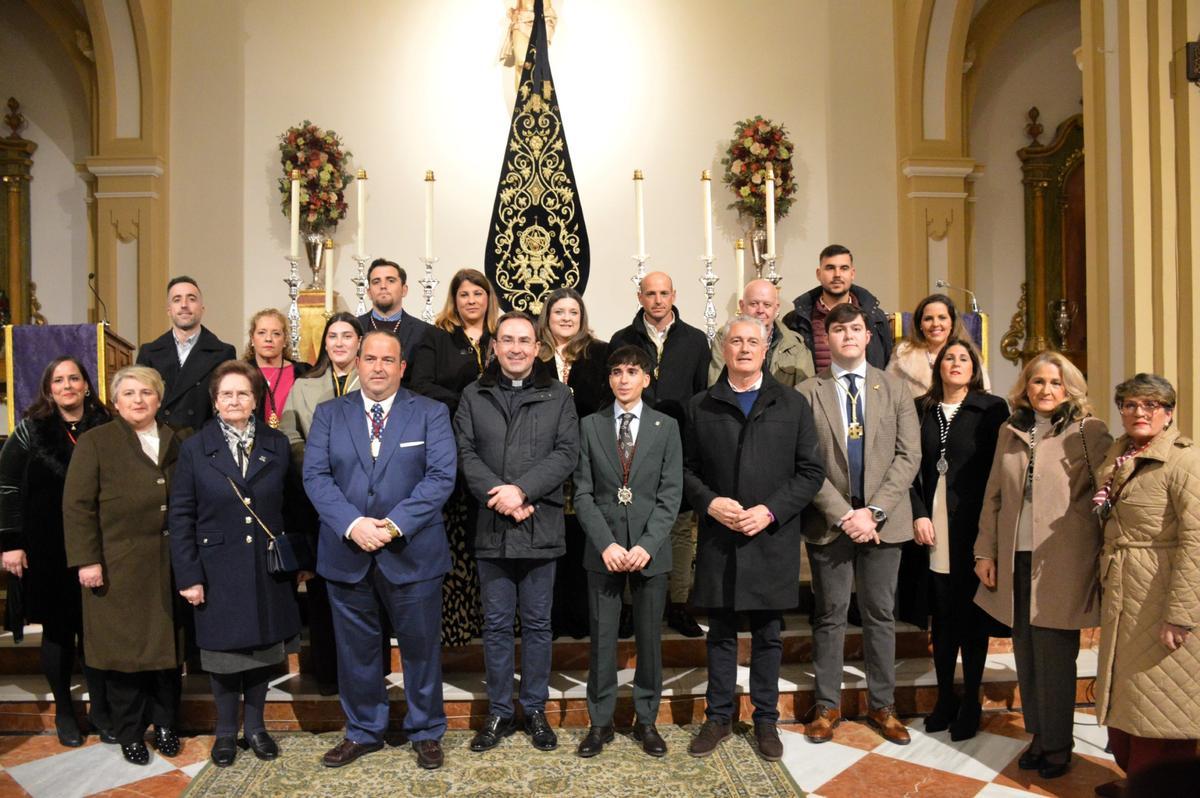 Diego Aguilar Pérez, en el centro, entre el párroco y el alcalde, encargado este año del Pregón de la Juventud.