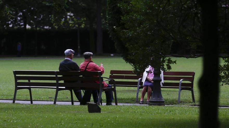 Ancianos en el parque de Ferrera, en Avilés.