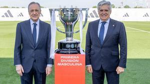 Pedro Rocha entrega el trofeo de campeón de Liga al Real Madrid