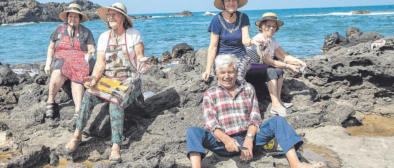 Mujeres de pescadores de El Cotillo durante el proceso de jarear pescado. De izquierda a derecha, Juana de León, Maruca Martín, Milagros y Gloria González y Pepe Pérez.