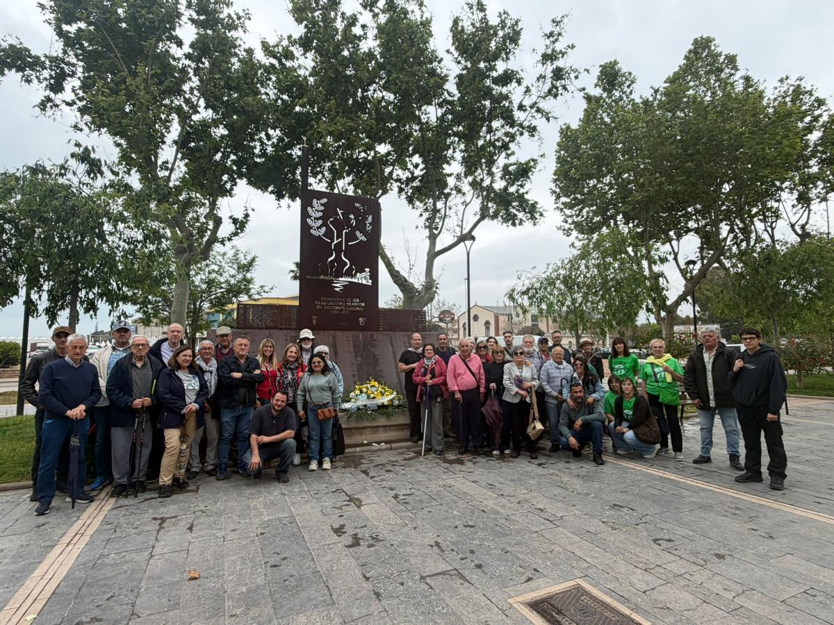 Participantes en el homenaje ante el monumento a los trabajadores fallecidos en la siderurgia.
