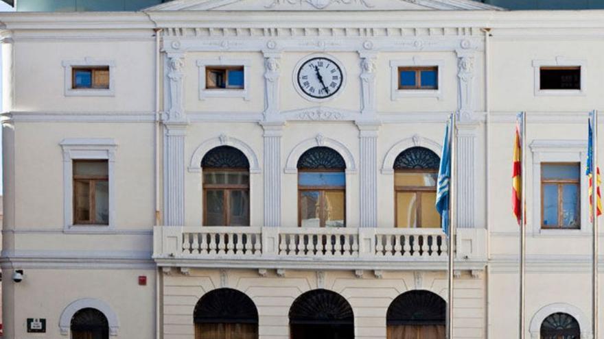 Exterior del Ayuntamiento de Tavernes. | LEVANTE-EMV
