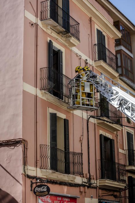 In der Fußgängerzone des Carrer Oms im Zentrum von Palma sind am Dienstagvormittag (14.2.) Steinblöcke dreier Balkone herabgestürzt. Ein 20-jähriger Kellner wurde leicht verletzt.