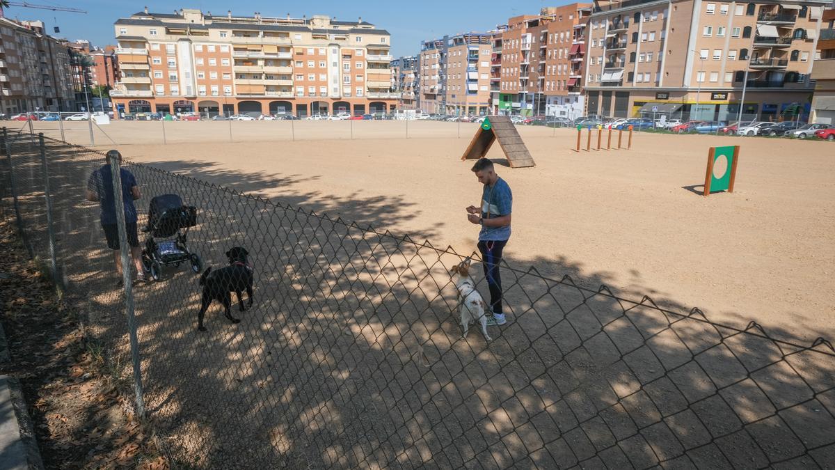 La nueva zona canina del Cerro del Viento, a la que ya acceden algunos usuarios aunque aún no está en uso, y el aparcamiento de tierra, al fondo.