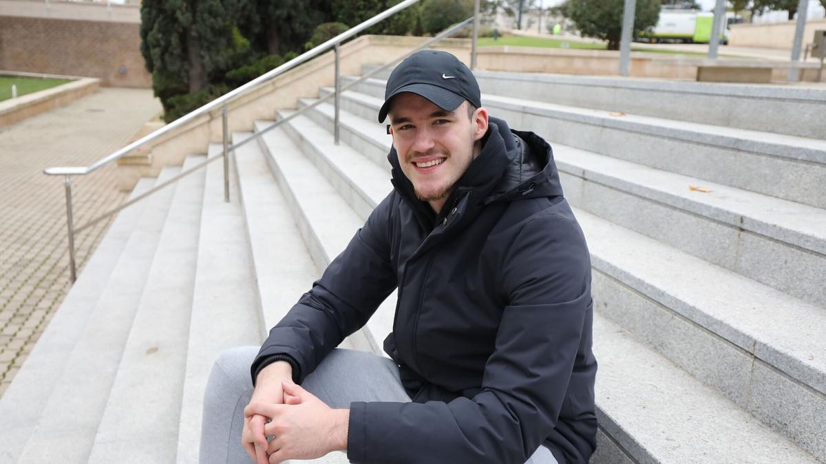 Dino Radoncic posa tras una entrevista en el Príncipe Felipe.