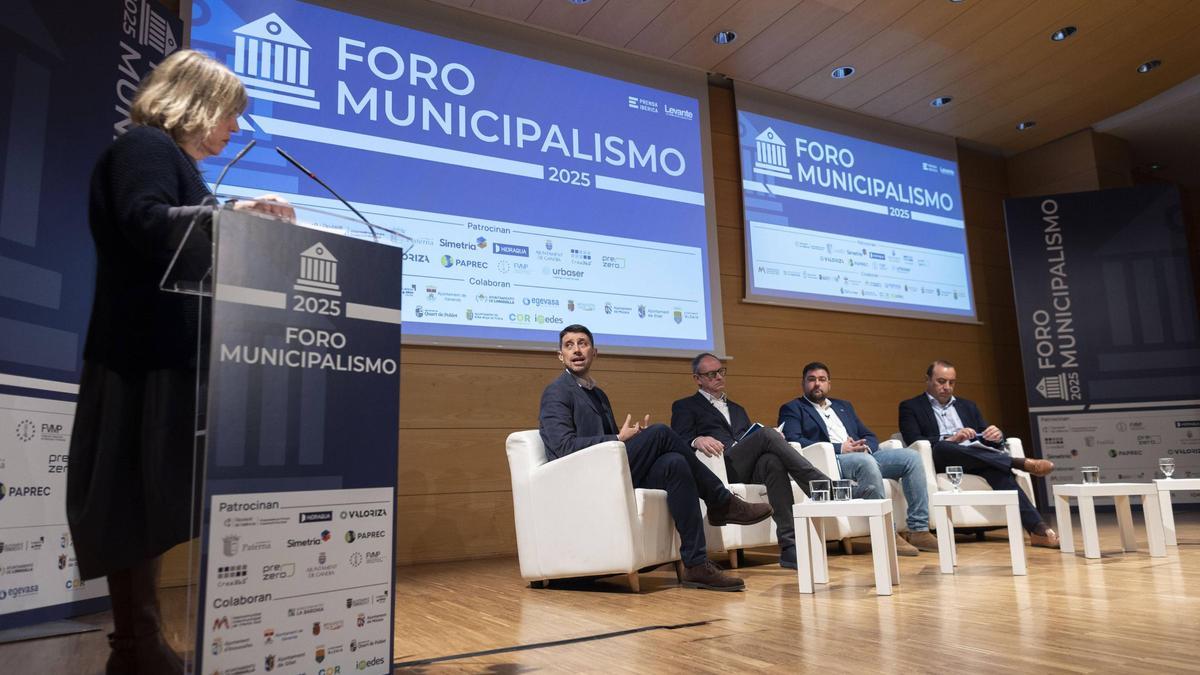 Isabel Olmos junto a Juan Ángel Conca, Enrique Navarro, Fran López e Ignacio Gómez, durante el debate.