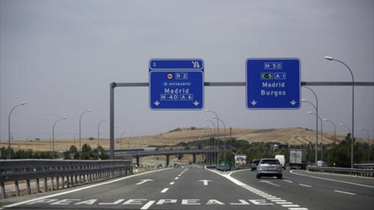 Desvío hacia la autopista de peaje del Aeropuerto de Madrid y hacia la autovía gratuita A-1.