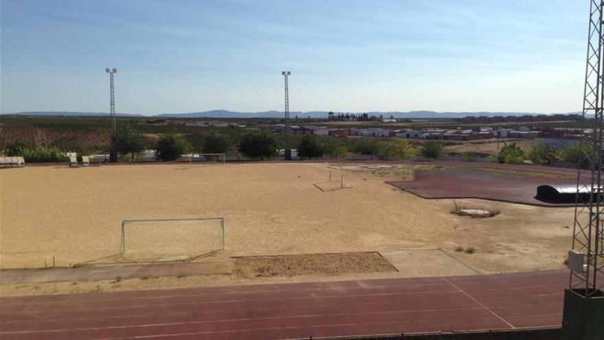 El campo de césped artificial de Almendralejo estará hecho en unos meses