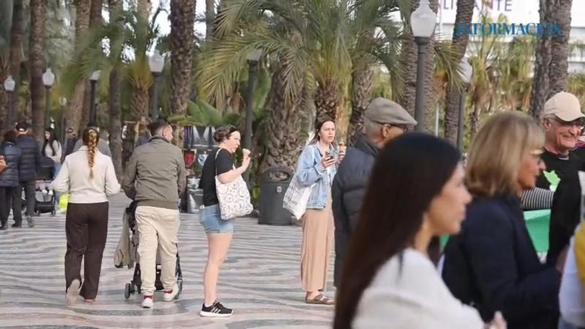 Turistas en la Explanada de Alicante.