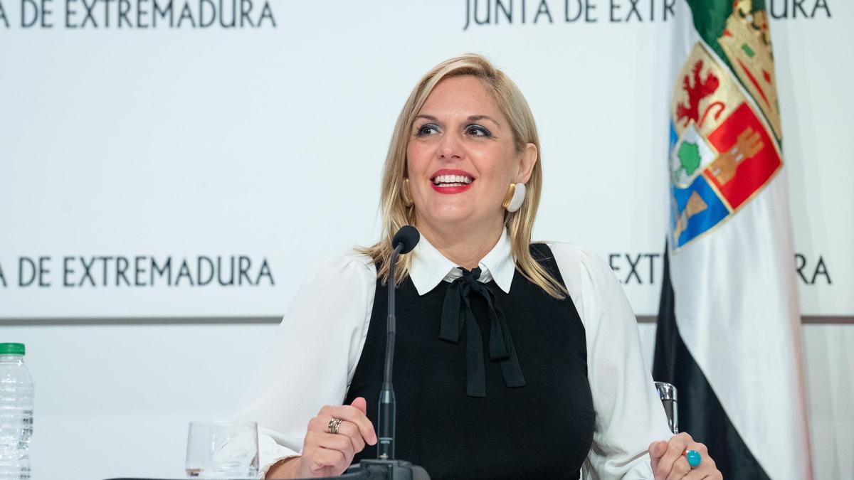 La consejera de Hacienda y Administración Pública de la Junta de Extremadura, Elena Manzano, en rueda de prensa
