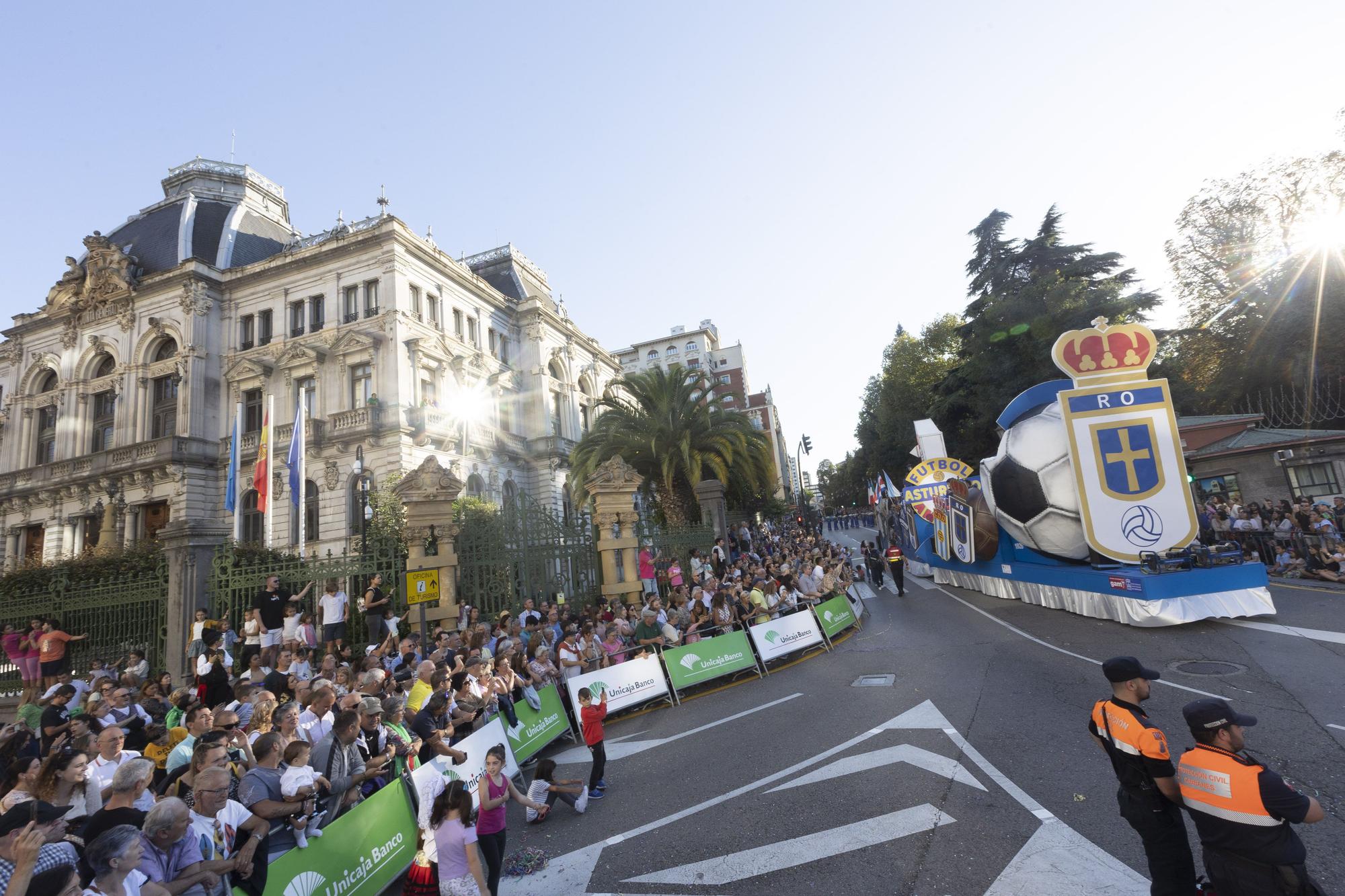 En Imágenes: El Desfile del Día de América llena las calles de Oviedo en una tarde veraniega