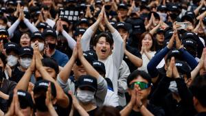 Empleados de Samsung protestan exigiendo una mejora salarial