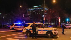 La policía de Chicago resguarda la zona donde se dio un tiroteo.