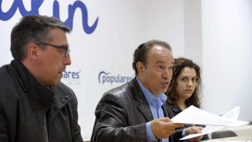 Crespo, ayer en la sede del PP, junto a los ediles José Antonio Varela y Eva Montoto. // Bernabé/Javier Lalín