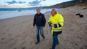 El presidente de la Xunta, Alfonso Rueda, ha visitado en la tarde de este jueves la playa de Barrañán, en el municipio coruñés de Arteixo, para conocer las tareas de limpieza de pélets plásticos