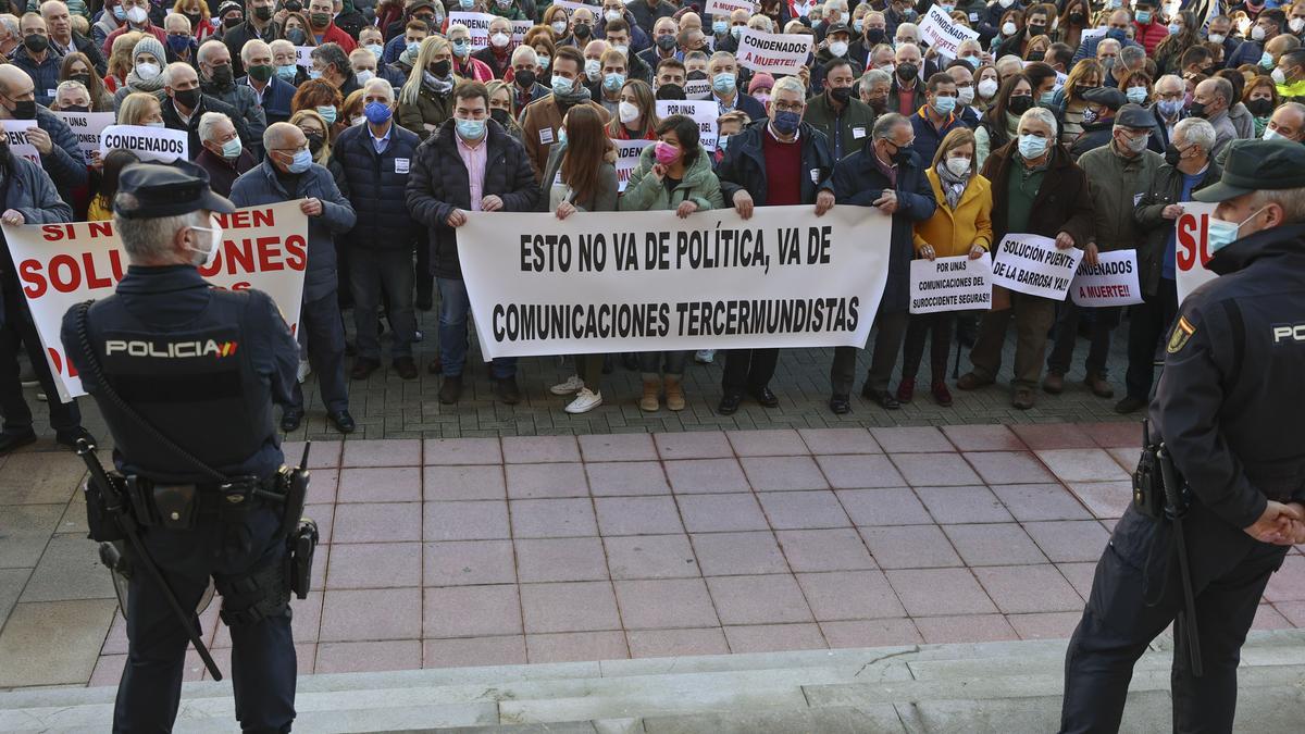 Concentración en Oviedo por el futuro del Suroccidente