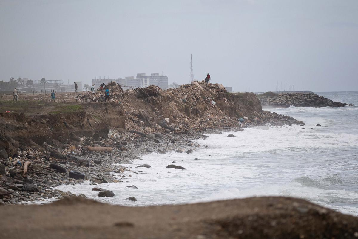 Fotografía que muestra escombros en la orilla de la playa este lunes, en La Guaira (Venezuela).