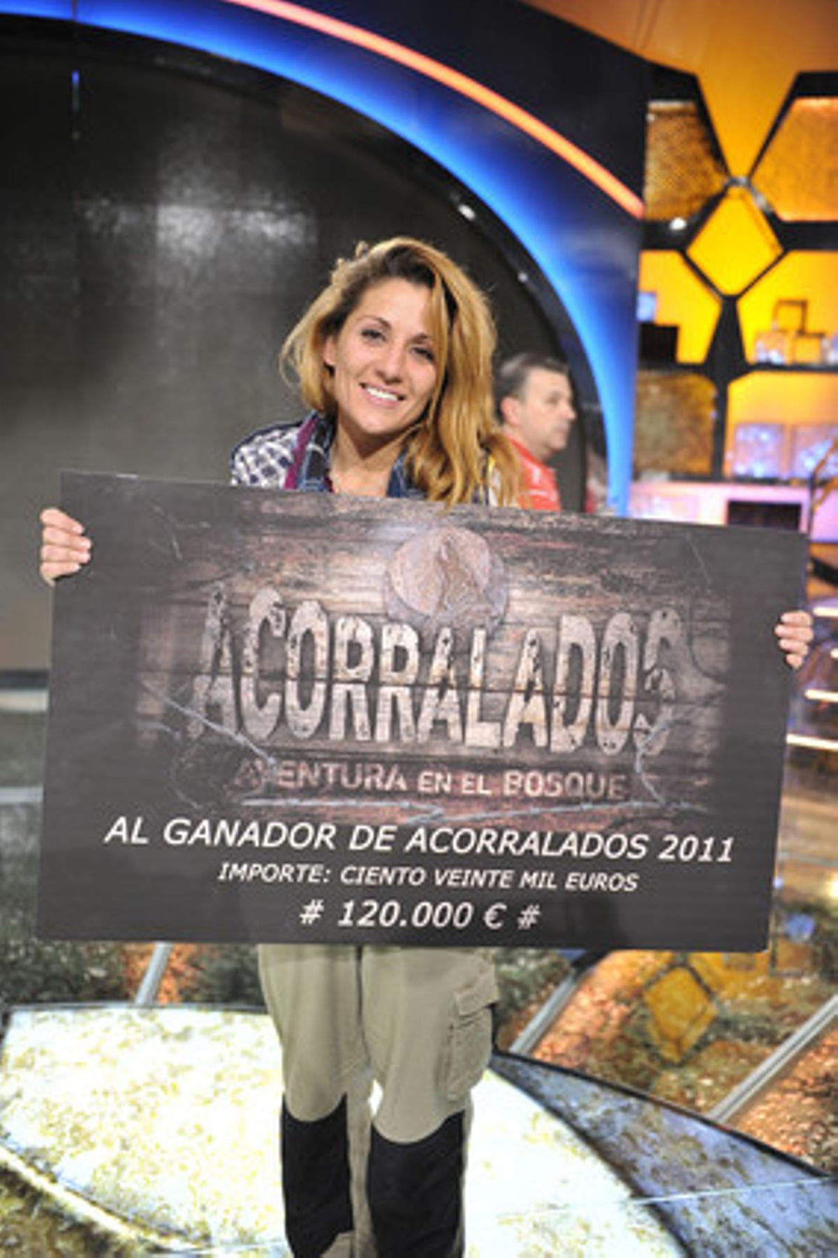 Nagore es fotografia amb el taló que l’acredita com a guanyadora d’’Acorralados’, ahir a la nit a Tele 5. Nagore es fotografia amb el taló que l’acredita com a guanyadora d’’Acorralados’, ahir a la nit a Tele 5.
