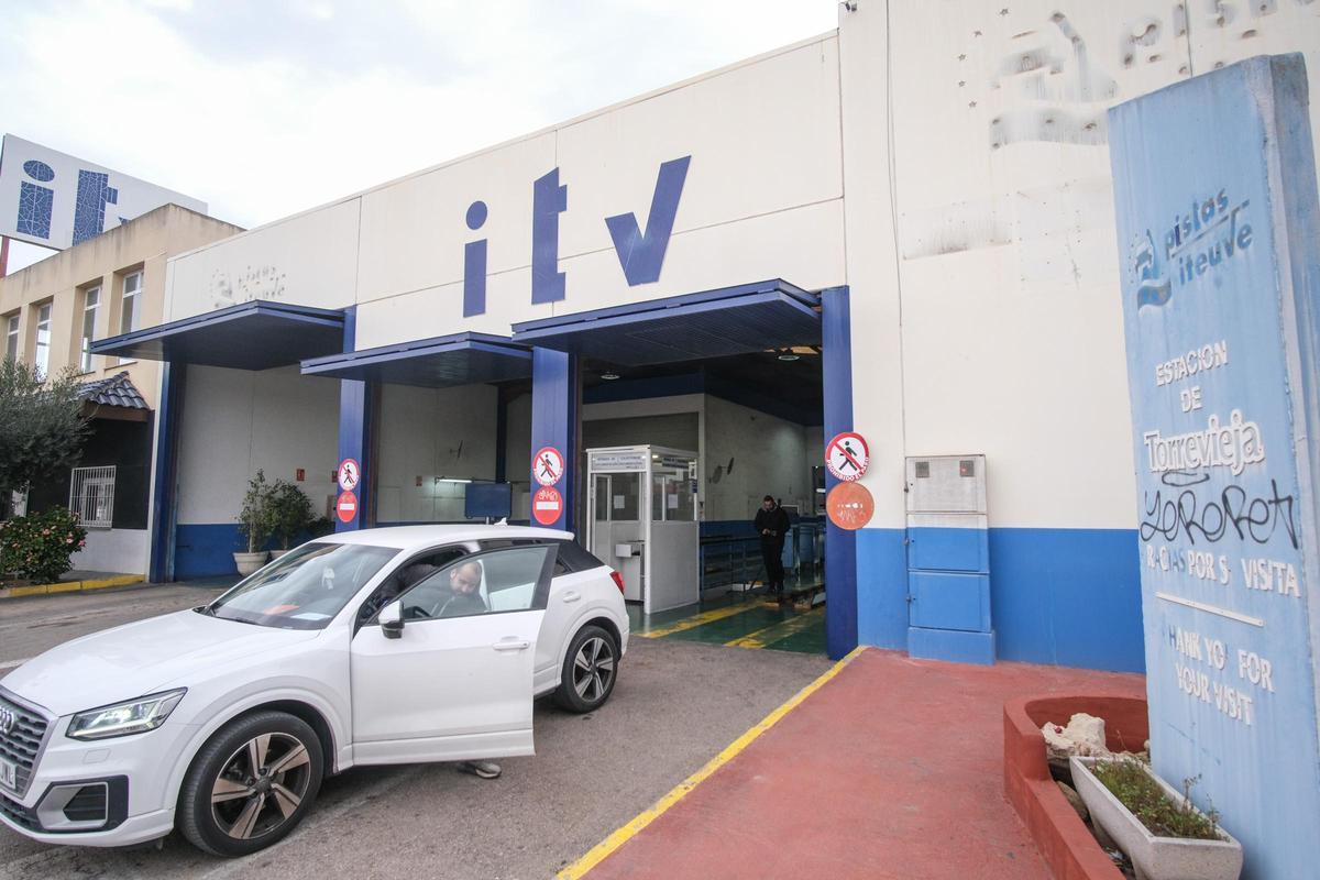 Un coche entra en la ITV de Torrevieja, con cita previa en mayo, en una imagen de archivo.