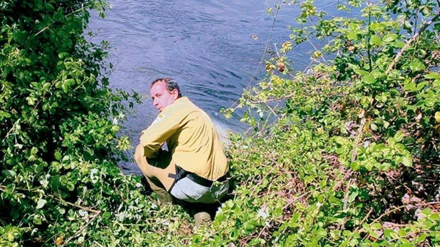 Personal de Medio Ambiente, durante las tareas de búsqueda de combustible en el río.