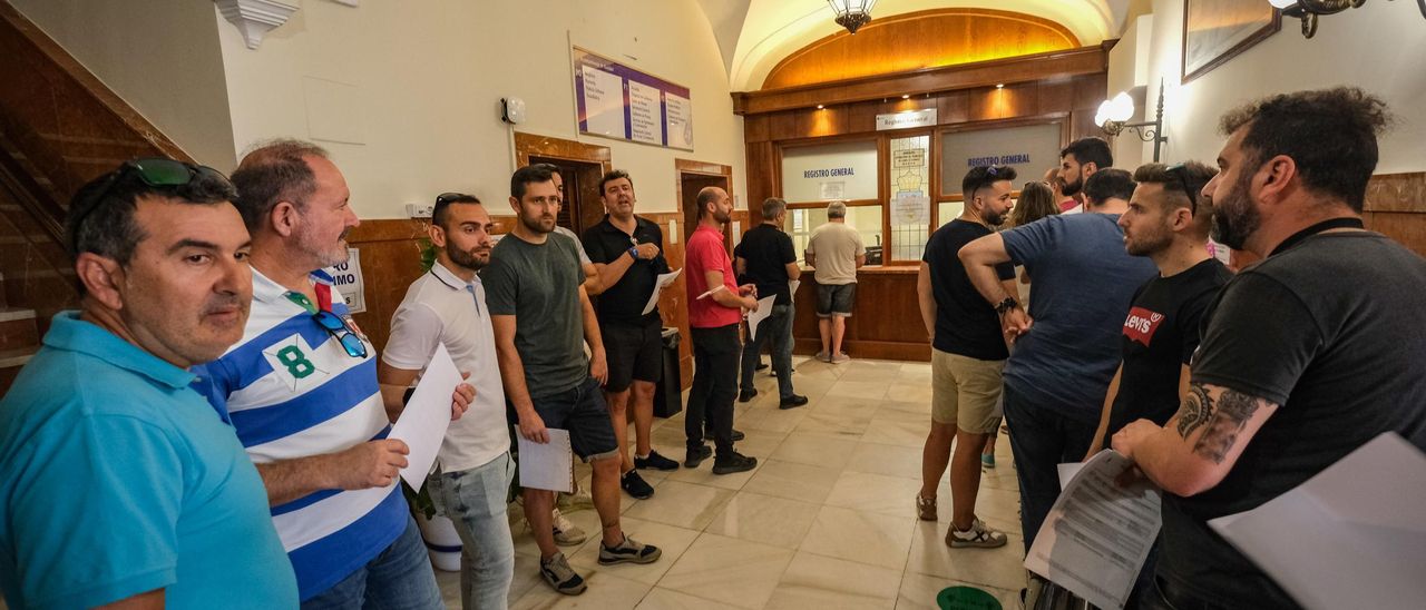 Policías locales presentando escritos de renuncia a los servicios extraordiarios.