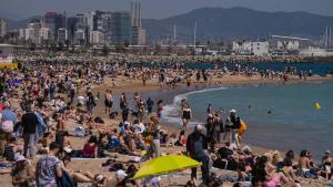 La primavera llena las playas de Barcelona