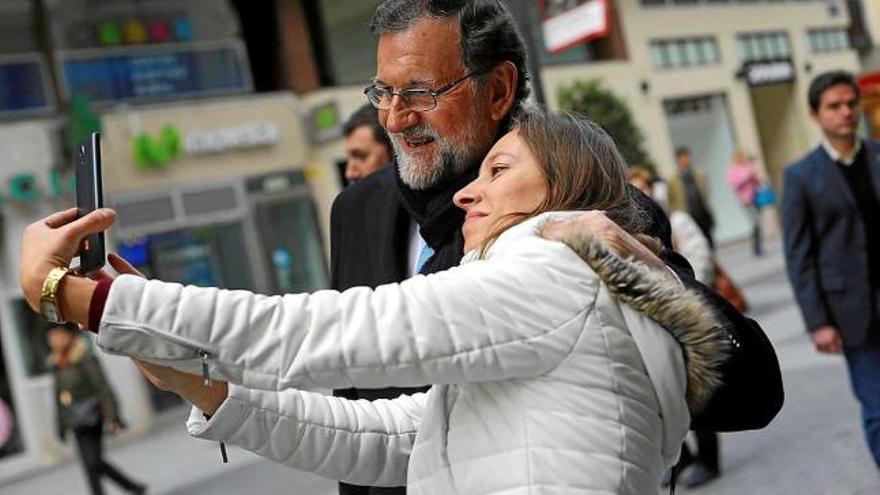 Una simpatitzant del PP fent-se una selfie amb Mariano Rajoy