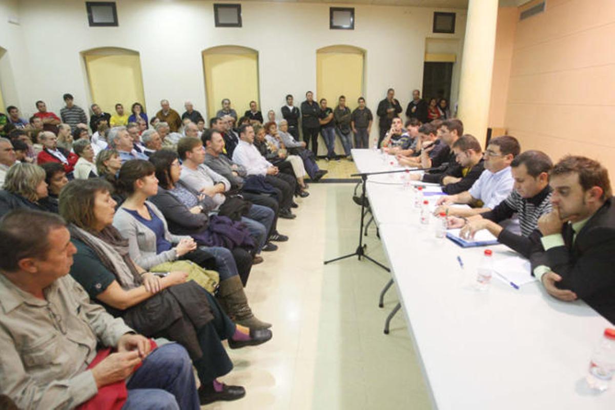 La reunió informativa d'ahir va portar més de 120 socis del Sarrià a l'edifici del Coro.