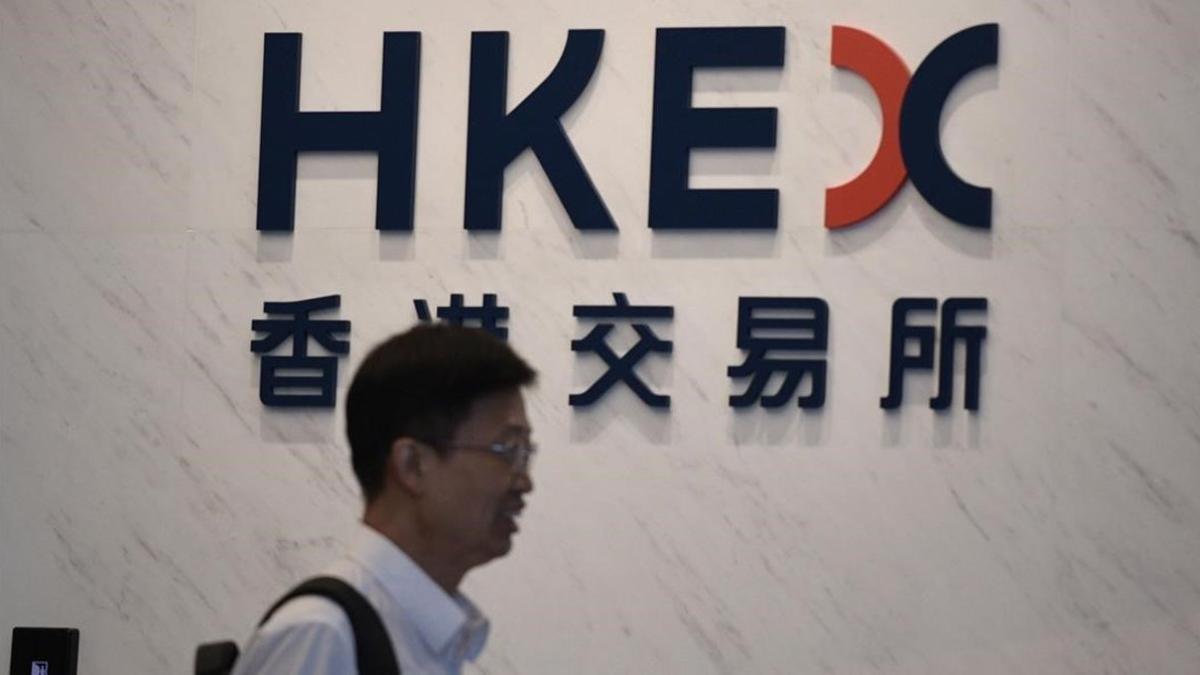 Un hombre pasa frente a la sede de Hong Kong Exchanges and Clearing (HKEX).