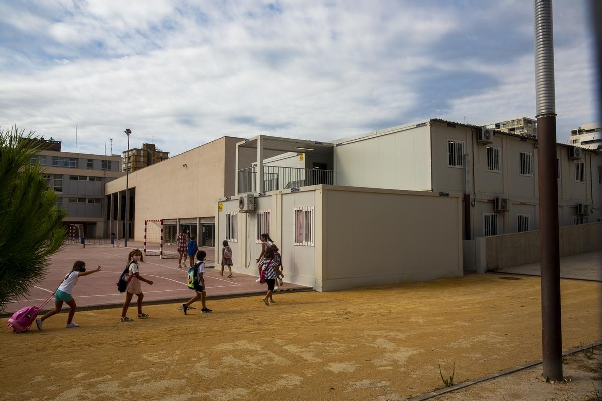 Prefabricadas del colegio La Almadraba en el patio del IES Radio Exterior