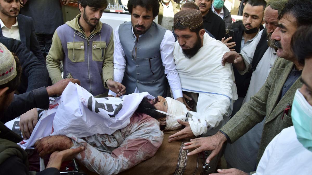 Trabajadores y voluntarios transportan a una víctima de la explosión de una bomba en el distrito de Pashin, a su llegada a un hospital en Quetta, Pakistán.