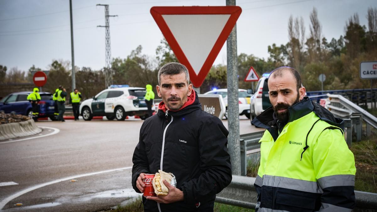 Feliciano Guerra y Ángel Araujo esperando en la rotonda que la Guardia Civil había cortado.