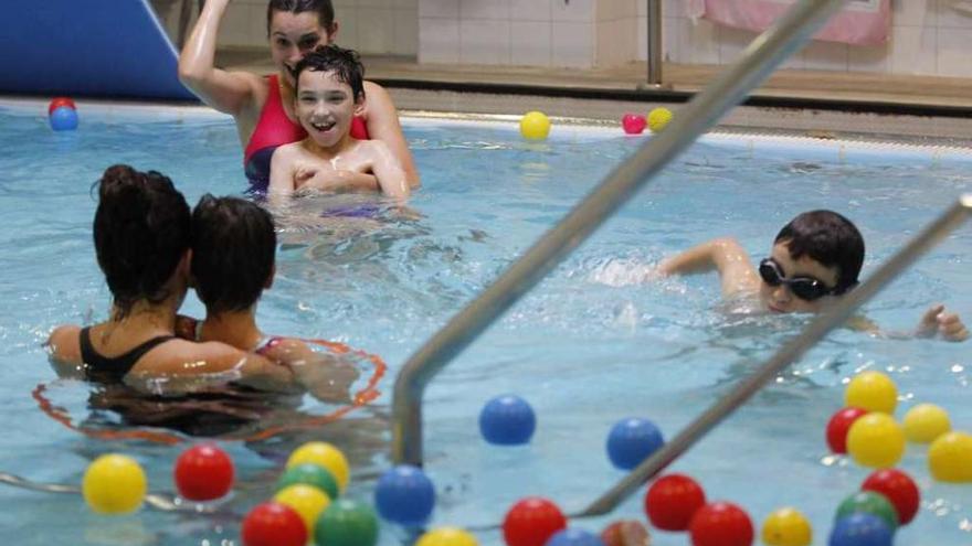 Un grupo de niños durante la actividad de hidroterapia que incluye el programa de Apamp. // J. Lores