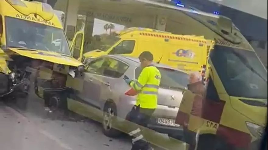 Accidente entre una ambulancia del 061 y un coche en Puente Tocinos